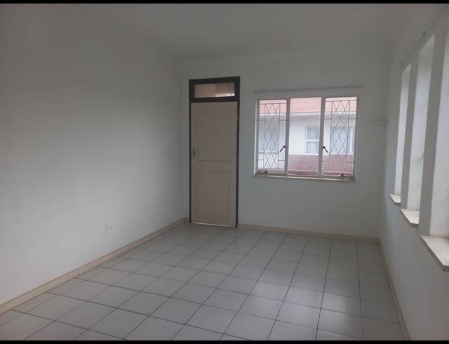 1 BEDROOM FLAT TO LET IN ESSENWOOD